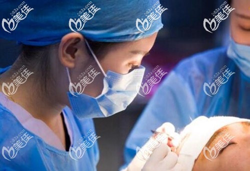 工作中認真對待每一臺毛發(fā)手術(shù) 工作中認真對待每一臺毛發(fā)手術(shù)