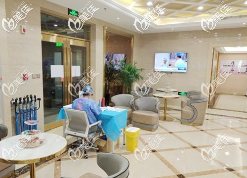 院內(nèi)干凈整潔的大廳環(huán)境