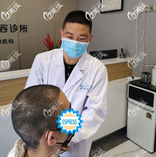 工作中的李中先醫(yī)生認(rèn)真負(fù)責(zé)