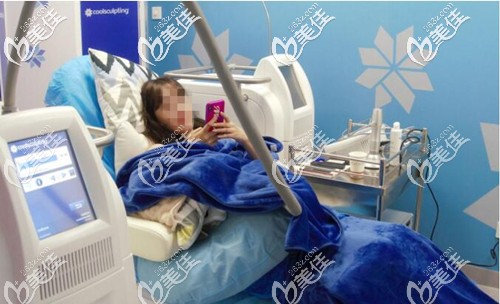 酷塑冷凍溶脂治療中