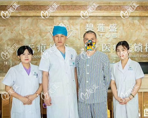 術(shù)前醫(yī)生為了設(shè)計(jì)了種植方案