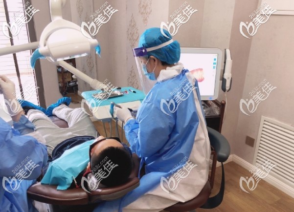 疫情期間，夏醫(yī)生為正畸顧客講解正畸方案