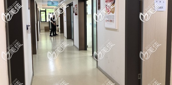 候診室走廊的一角