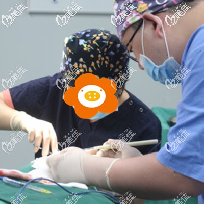 醫(yī)生正在為我手術(shù) 醫(yī)生正在為我手術(shù)