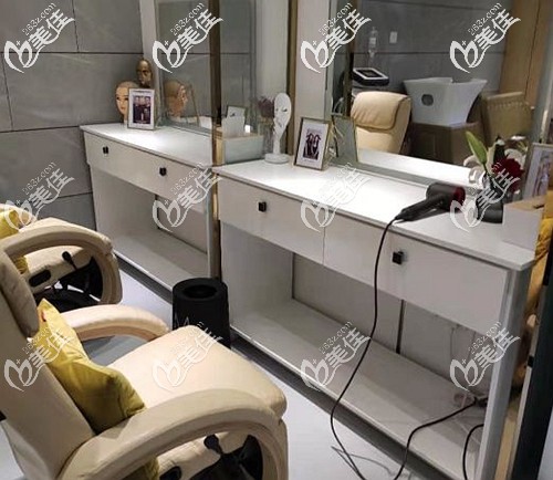 術(shù)前專業(yè)的理發(fā)區(qū)