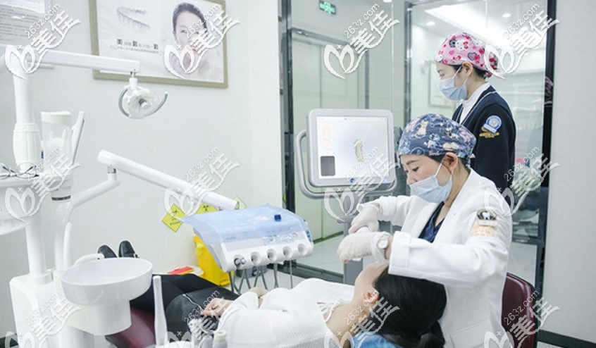 南坪成佳牙博士口腔醫(yī)生在為顧客設(shè)計(jì)方案