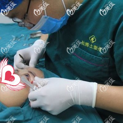 手術(shù)中醫(yī)生為我操作