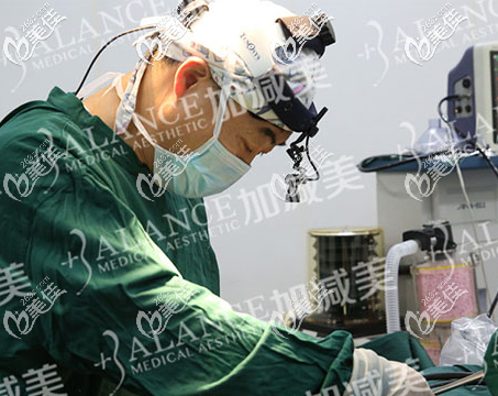 黃寅守醫(yī)生給我做手術(shù)時(shí) 黃寅守醫(yī)生給我做手術(shù)時(shí)