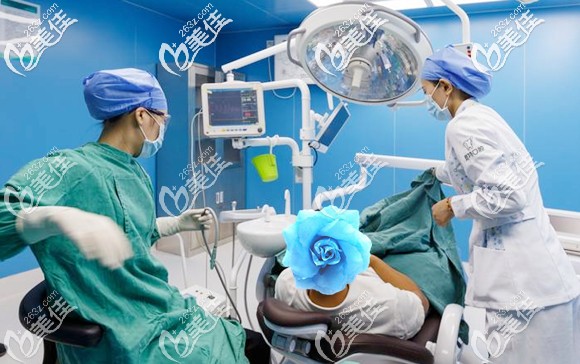 準(zhǔn)備將全口烤瓷牙換成全口即刻種植牙的吳先生 準(zhǔn)備將全口烤瓷牙換成全口即刻種植牙的吳先生