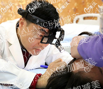 黃寅守醫(yī)生給我進行手術(shù)設(shè)計