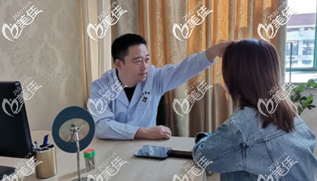 白虎醫(yī)生正在給求美者進(jìn)行術(shù)前面診