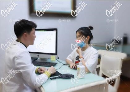 專業(yè)咨詢師面診中