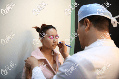 醫(yī)生給我做一針降顴骨設(shè)計