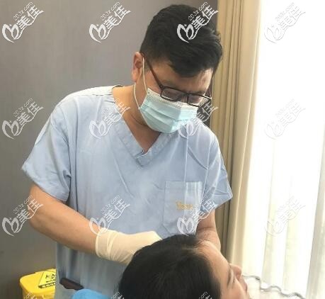 微整注射治療中的李飛醫(yī)生 微整注射治療中的李飛醫(yī)生