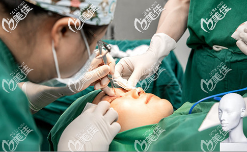深圳富華金順女醫(yī)生雙眼皮手術(shù)過(guò)程圖