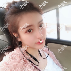 以我在重慶好美的手術(shù)經(jīng)驗(yàn)來(lái)說(shuō)，硅膠墊下巴10個(gè)墊9個(gè)取這種說(shuō)法夸張了