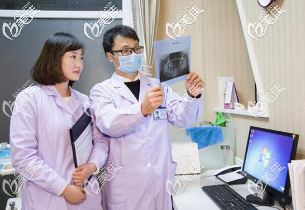 牙槽骨萎縮大叔在<!--<i data=20240703-sp></i>-->口腔做種植牙 牙槽骨萎縮大叔在<!--<i data=20240703-sp></i>-->口腔做種植牙