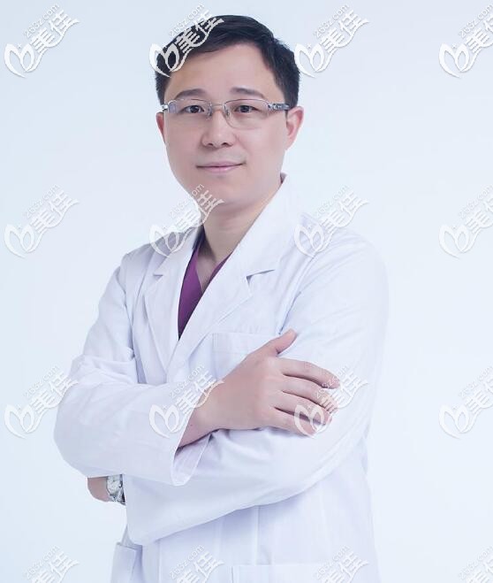 慈溪鼎植口腔的院長陳炳麟 慈溪鼎植口腔的院長陳炳麟