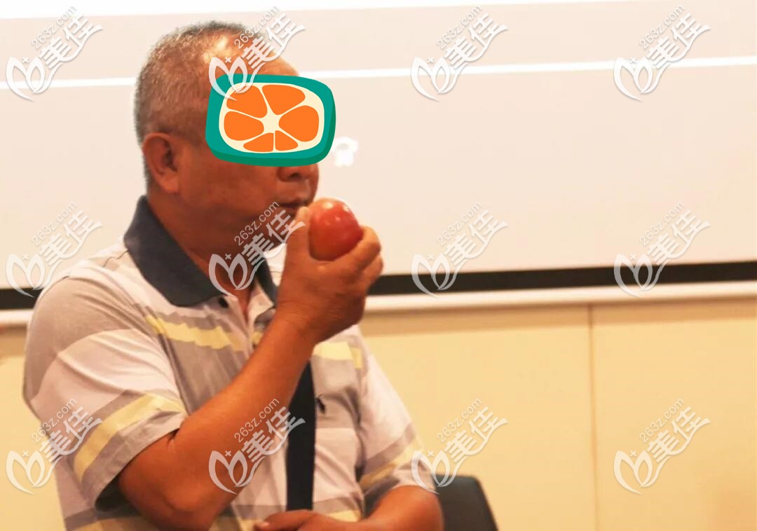 哈說門牙建議鑲牙不要種牙?他門牙缺失一顆猶豫兩年后竟還在昆明美奧做韓國(guó)登騰種植牙