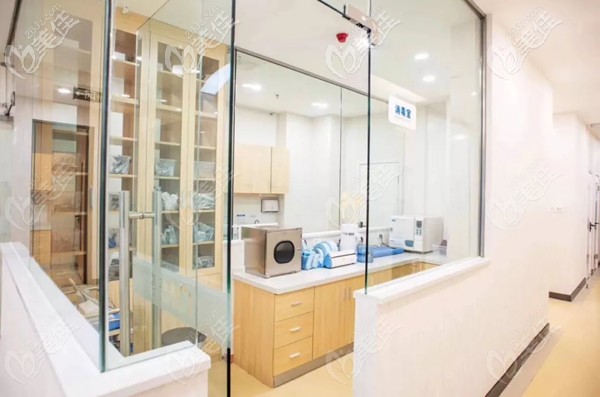 診所設(shè)置有干凈獨(dú)立的消毒滅菌室 診所設(shè)置有干凈獨(dú)立的消毒滅菌室