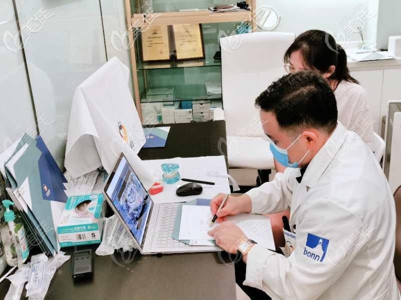 張棟梁醫(yī)生為顧客出矯正方案 張棟梁醫(yī)生為顧客出矯正方案