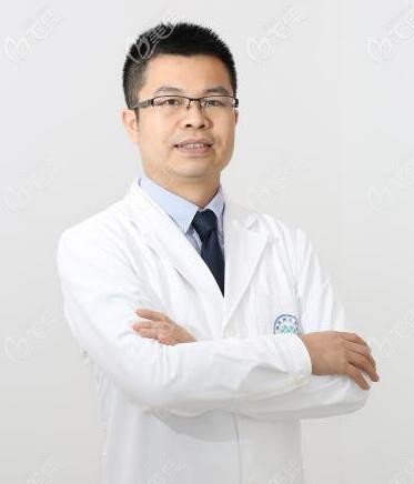 廣州荔灣區(qū)穗江口腔種植醫(yī)生何榮冰