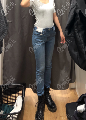 去試衣間試穿衣服的我