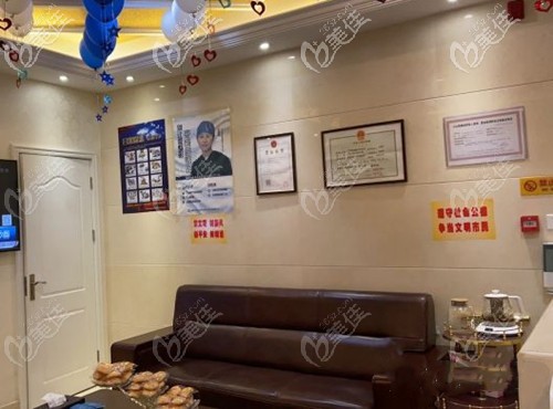 院內(nèi)符合正規(guī)植發(fā)資質(zhì)