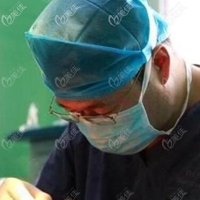 吳紫權醫(yī)生做雙眼皮修復手術中