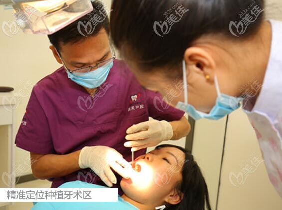 ?？谖⑿谇粡埜：洪L(zhǎng)在工作中