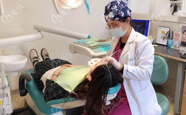 張玉璟主任在為顧客做矯正復(fù)查 張玉璟主任在為顧客做矯正復(fù)查