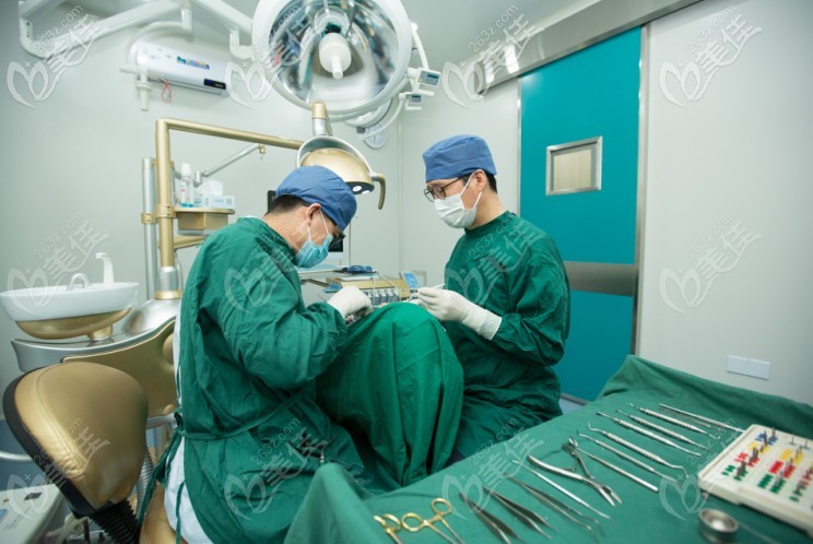 專(zhuān)門(mén)無(wú)菌手術(shù)室進(jìn)行種牙.jpg 專(zhuān)門(mén)無(wú)菌手術(shù)室進(jìn)行種牙.jpg