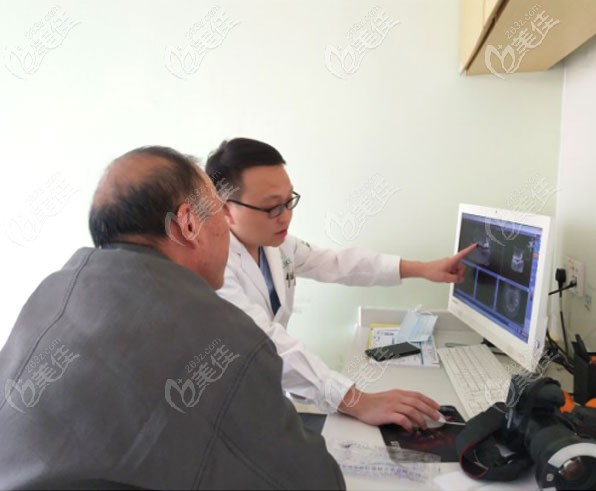 張力醫(yī)生為顧客講解種牙方案 張力醫(yī)生為顧客講解種牙方案