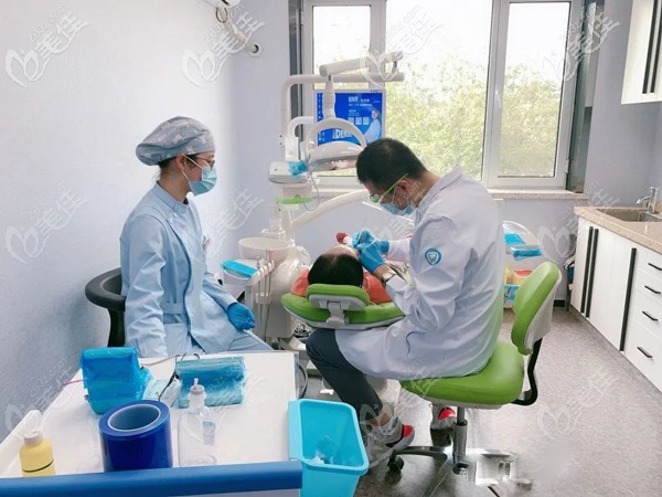 藍(lán)天口腔重視醫(yī)護(hù)人員的業(yè)務(wù)水平和職業(yè)道德的培訓(xùn)
