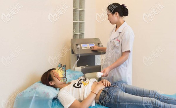 成都恒博醫(yī)院楊小群醫(yī)生正在治療妊娠紋