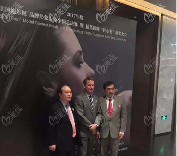 孟慶鵬醫(yī)生與曾高合影 孟慶鵬醫(yī)生與曾高合影