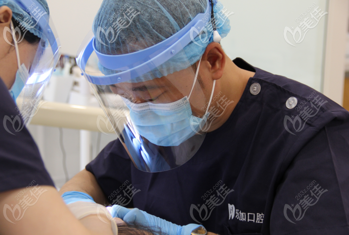 李春哲醫(yī)生做牙齒種植時候的照片