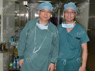 楊勝發(fā)醫(yī)生參加學(xué)術(shù)活動和醫(yī)生合影 楊勝發(fā)醫(yī)生參加學(xué)術(shù)活動和醫(yī)生合影