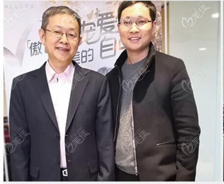 楊勝發(fā)醫(yī)生和<!--<i data=20240703-sp></i>-->醫(yī)生合影 楊勝發(fā)醫(yī)生和<!--<i data=20240703-sp></i>-->醫(yī)生合影