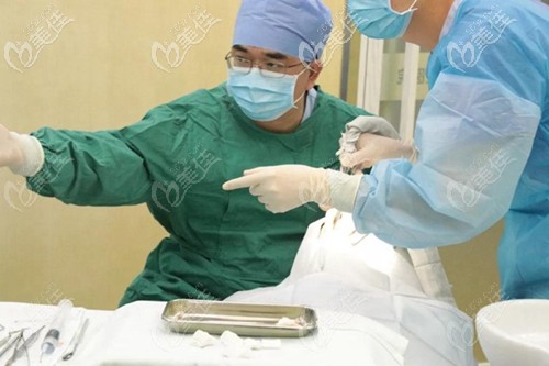 工作中的黃志斌醫(yī)生 工作中的黃志斌醫(yī)生