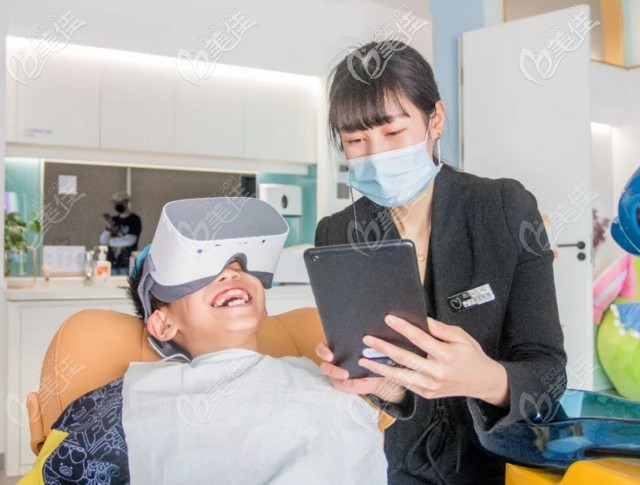 孩子診療過程中體驗VR 孩子診療過程中體驗VR