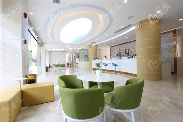 岳陽陽光口腔醫(yī)院大廳環(huán)境 岳陽陽光口腔醫(yī)院大廳環(huán)境