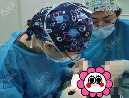 王香平做雙眼皮手術(shù)過程中 王香平做雙眼皮手術(shù)過程中