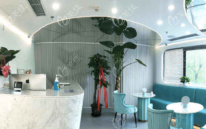 北京俏中關醫(yī)療美容門診部前臺一角