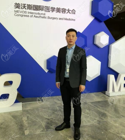 岳才醫(yī)生參加學(xué)術(shù)會照