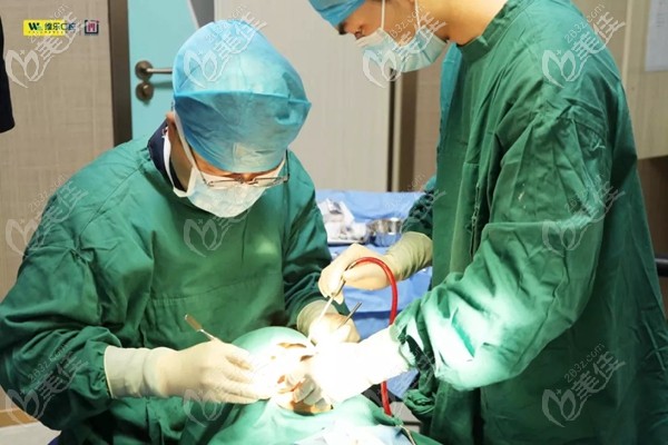 泉州維樂醫(yī)生為謝大叔做種植牙