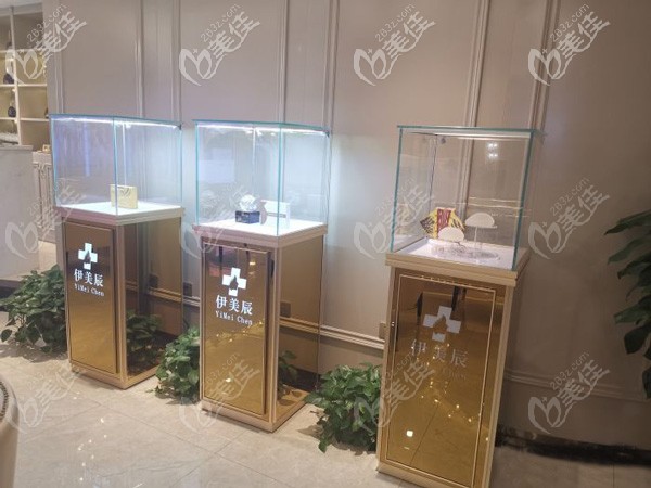 合肥伊美辰醫(yī)療美容門診部的假體展示柜 合肥伊美辰醫(yī)療美容門診部的假體展示柜