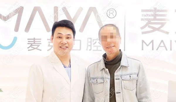 廈門麥芽口腔陳海濱醫(yī)生和張先生合影 廈門麥芽口腔陳海濱醫(yī)生和張先生合影