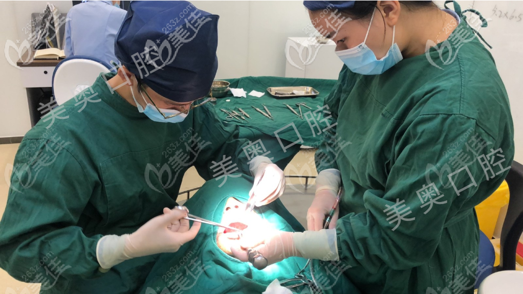 羅新宇醫(yī)生種植牙手術中 羅新宇醫(yī)生種植牙手術中