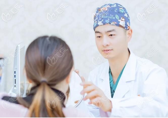 面診中的謝晨陽